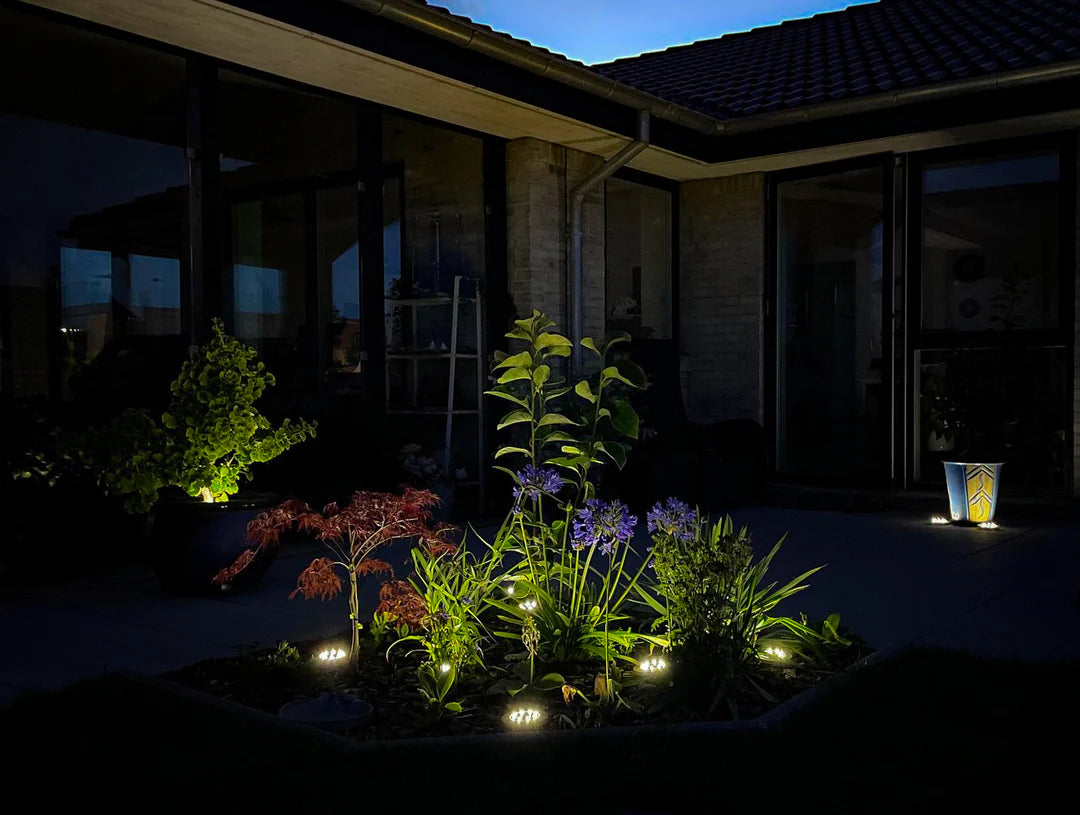 Solcelle lamper i bedet ved planter i haven