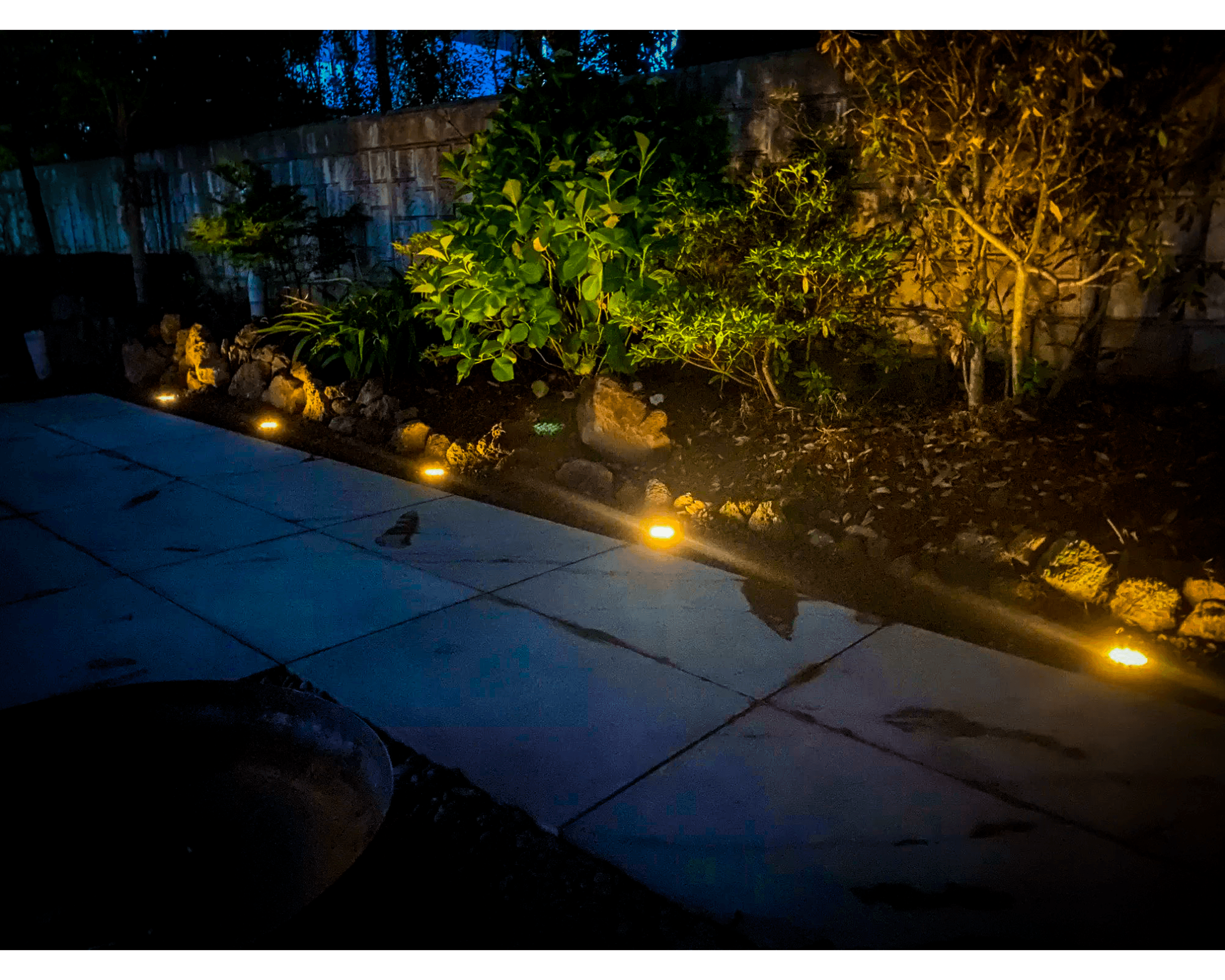 Solcelle lamper i bedet i haven om aftenen
